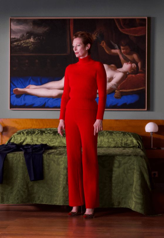 Χαρακτηριστική εικόνα από το φιλμ. Η χρωματική παλέτα και οι εικαστικές εντάσεις του Αλμοδόβαρ είναι εμφανείς. Η Σουίντον καθηλώνει στη φωτογραφία.