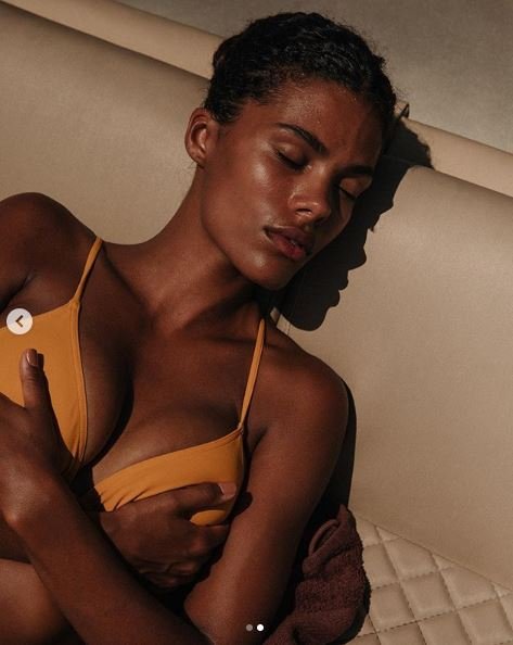 Η Τίνα Κούνακεϊ απολαμβάνει τον ήλιο στο νησί των Ανέμων