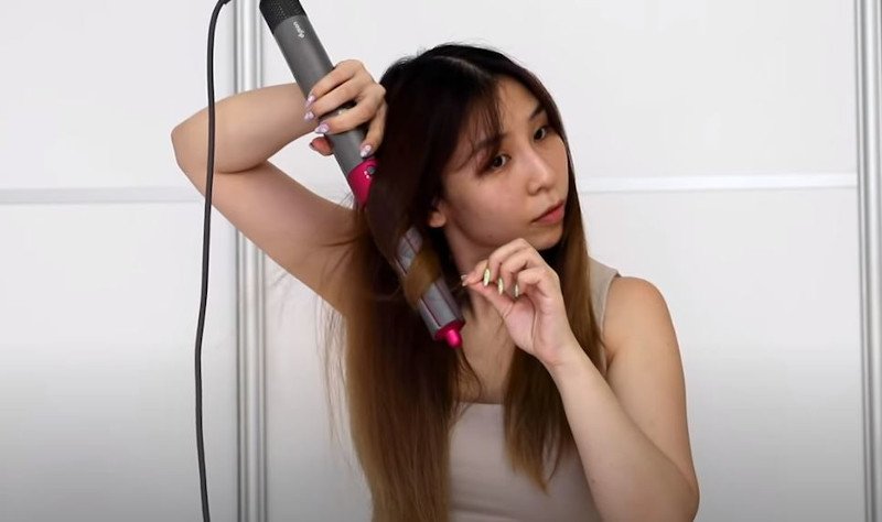 Τίνα Γιονγκ φτιάχνει τα μαλλιά της