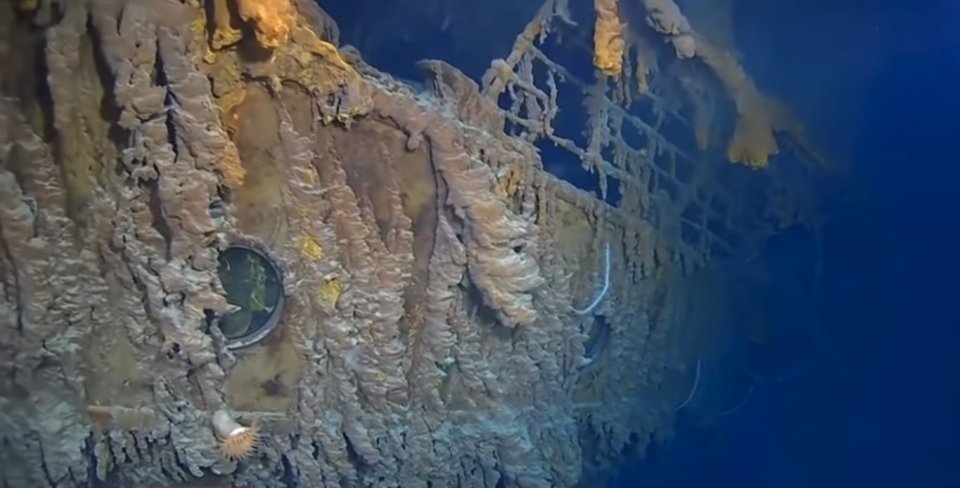 Tα ισχυρά θαλάσσια ρεύματα και τα βακτήρια που τρώει το μεταλλικό σκελετό του  οδηγούν στην αποσύνθεση του διασημότερου ναυαγίου στον κόσμο, του Τιτανικού. 