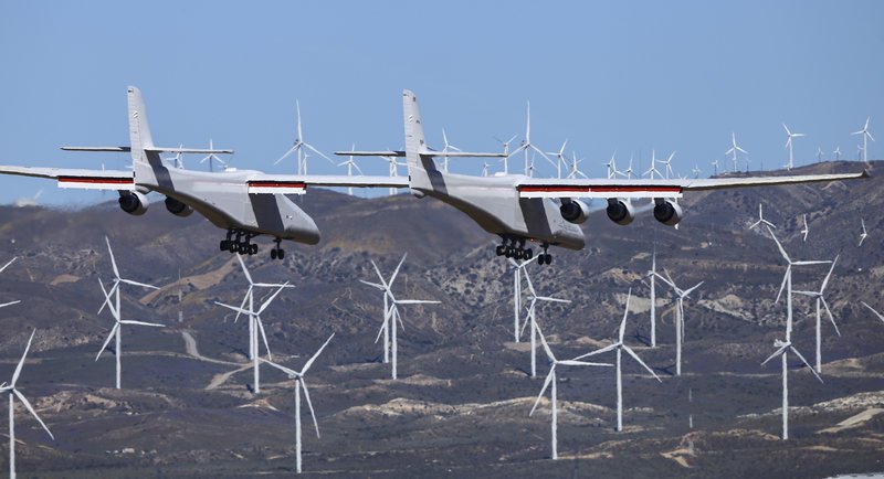 Το Stratolaunch, το μεγαλύτερο αεροσκάφος στον κόσμο, πραγματοποιεί την πρώτη του προσγείωση στην έρημο Μοχάβι, της Καλιφόρνια των ΗΠΑ.