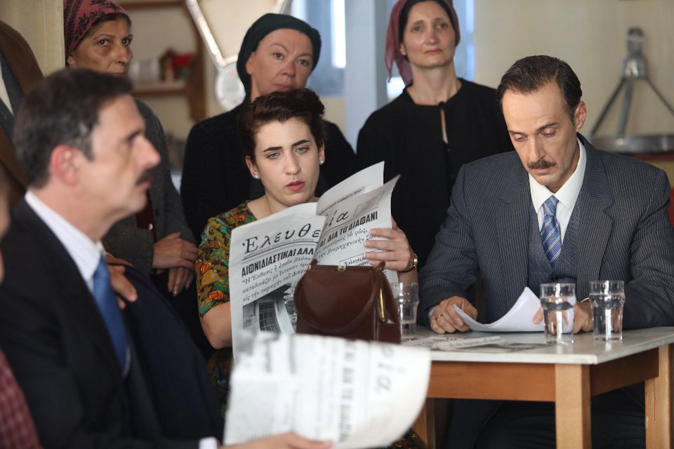 Οι τρεις υποψήφιοι κοινοτάρχες έρχονται αντιμέτωποι στο καφενείο στο Διαφάνι στις «Άγριες Μέλισσες»