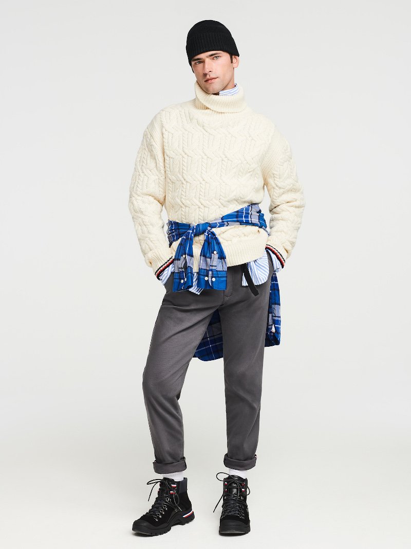 Άνδρας με λευκό πουλόβερ Tommy Hilfiger