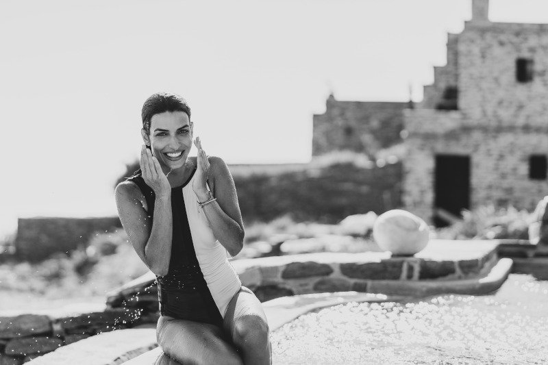 Η Τόνια Σωτηροπούλου χαμογελαστή με μαγιό