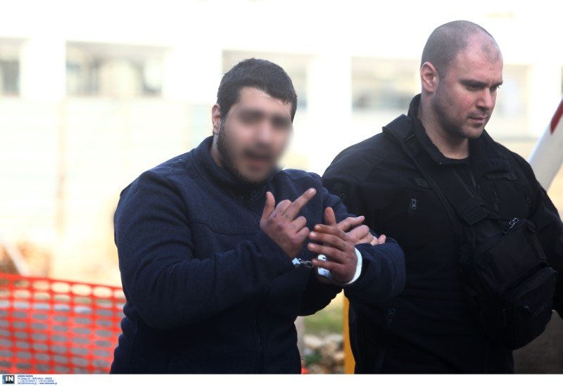 Δολοφονία Τοπαλούδη: Προκλητικός ο ένας εκ των δύο κατηγορούμενων, υψώνει το μεσαίο δάκτυλο