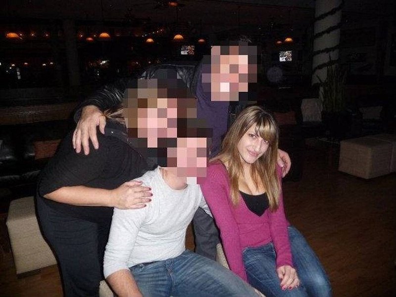 Η Ιωάννα Τούνη στην εφηβεία, ποζάρει με τους φίλους της