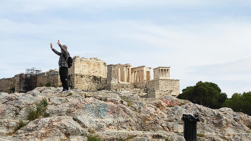 Μοναχικός τουρίστας στην Αθήνα με ανοιχτά τα χέρια