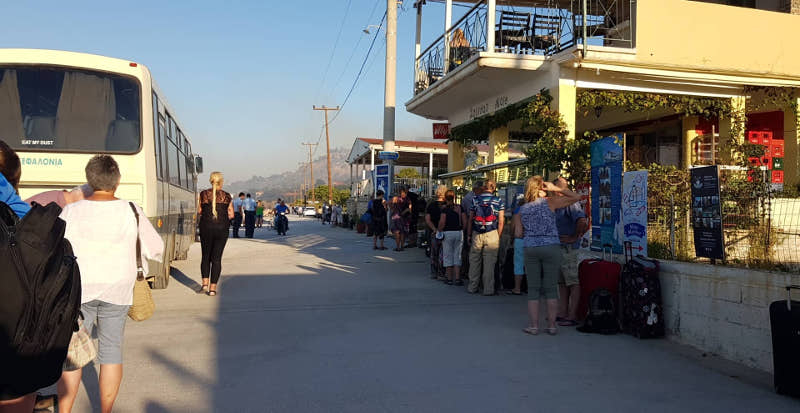 Λεωφορεία παίρνουν τουρίστες μετά τη φωτιά στην Κεφαλονιά