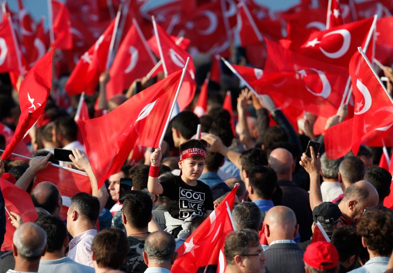 Τούρκοι πολίτες σε εκδήλωση για την επέτειο του αποτυχημένου πραξικοπήματος του 2016 / Φωτογραφία: AP