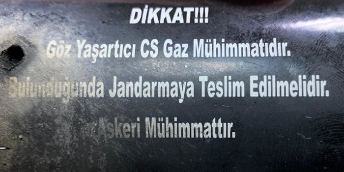 Οι Τούρκοι δίνουν δακρυγόνα στους μετανάστες για να τα πετούν στους Έλληνες αστυνομικούς