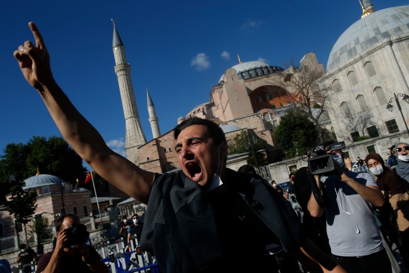 Πανηγυρισμοί Τούρκων πολιτών έξω από την Αγιά Σοφιά/ Φωτογραφία: AP IMAGESS