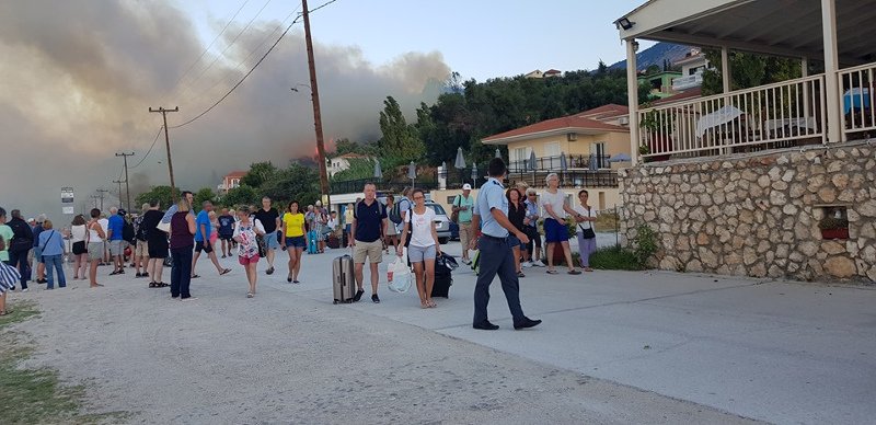 Τουρίστες φεύγουν από τη φωτιά στην Κεφαλονιά