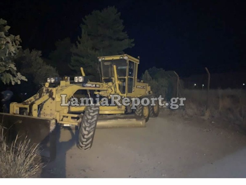 Με μηχανήματα έκλεισαν τον δρόμο προς τον Καραβόμυλο / Φωτογραφία: Lamiareport