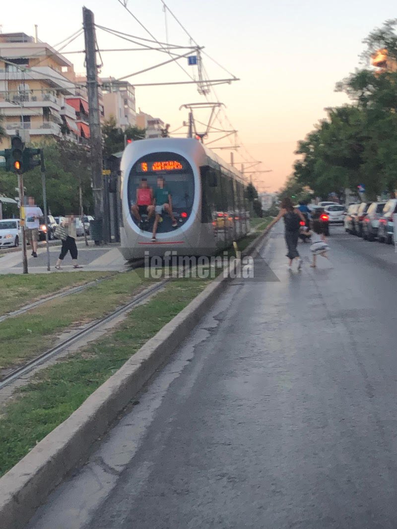 Παιδιά σκαρφαλωμένα στο τραμ