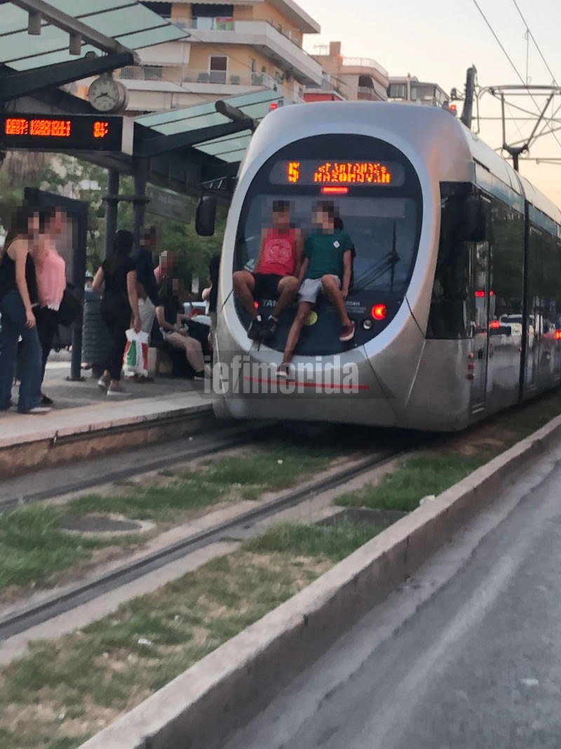 Παιδιά σκαρφαλωμένα στο τραμ