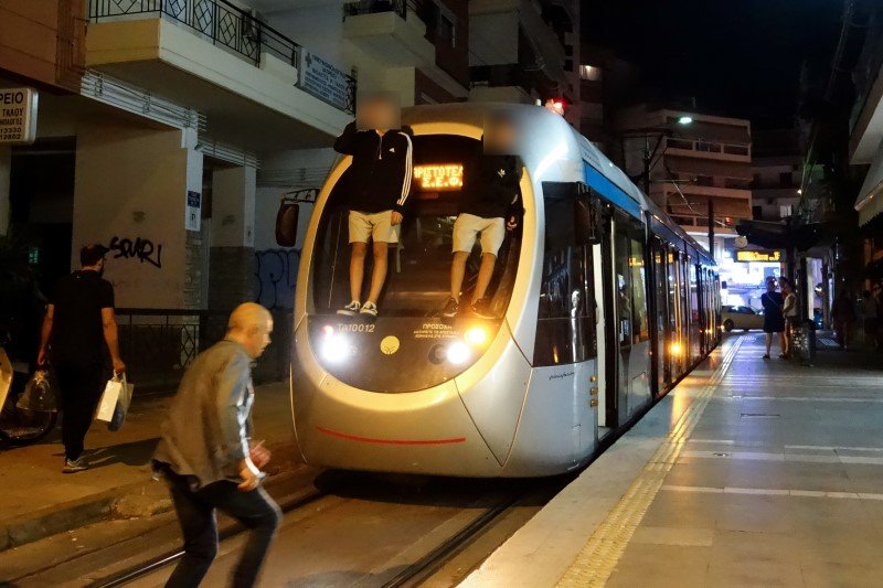 Ανήλικοι σκαρφαλωμένοι σε τραμ