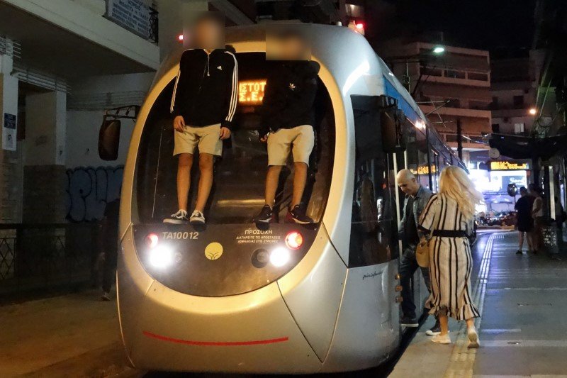 Ανήλικοι σκαρφαλωμένοι σε τραμ