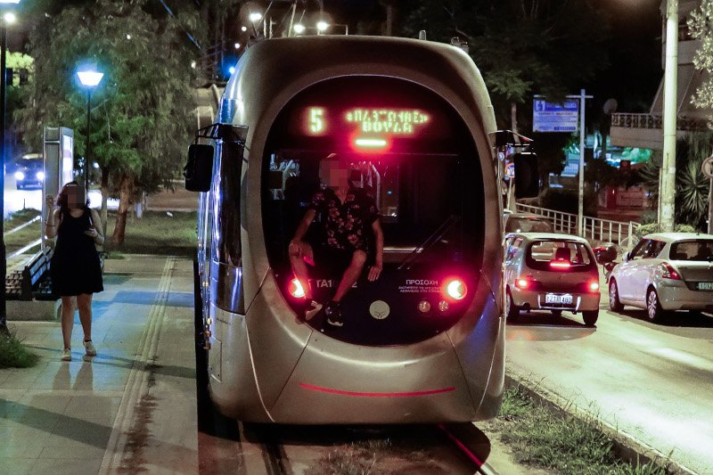Νεαρός κάνει βόλτες πάνω σε «τυφλό» σημείο του Τραμ