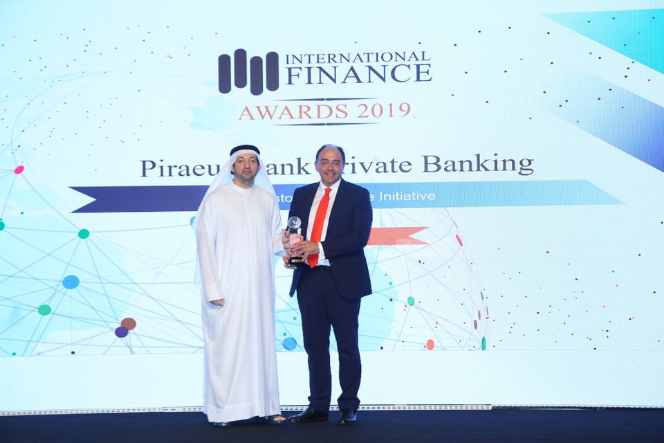 O επικεφαλής του Private Banking, Αναπληρωτής Γενικός Διευθυντής της Τράπεζας Πειραιώς, Αλέξανδρος Πατούνης παραλαμβάνει το βραβείο από την Α.Ε. Saud Salim Al Mazrouei, Director, Hamriyah Free Zone and Saif Zone, ΗΑΕ
