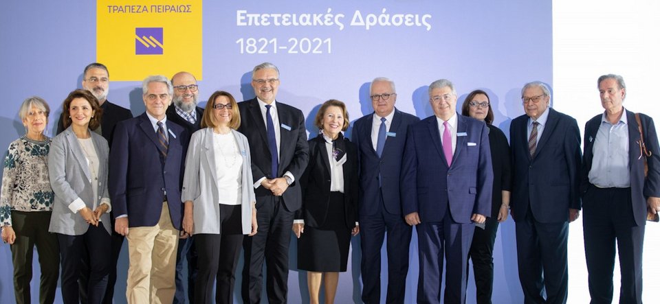 ομαδικη φωτογραφία τράπεζα πειραιώς