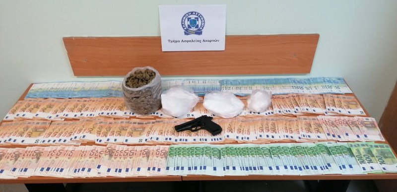 Τραπέζι με λεφτά και ναρκωτικά