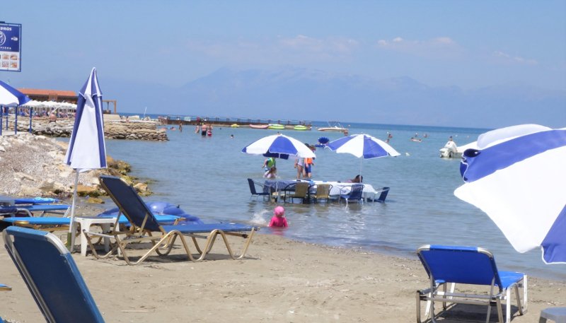 Τραπέζι μέσα στη θάλασσα στην Κέρκυρα