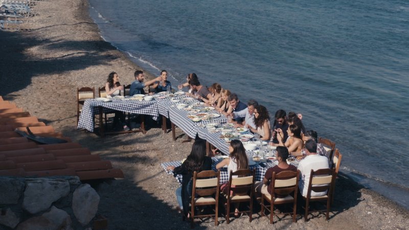 Το σίριαλ κλείνει με ένα μεγάλο γλέντι δίπλα στη θάλασσα και τους πρωταγωνιστές να γιορτάζουν την επαγγελματική επιτυχία του Αλέξανδρου και του Στέφανου