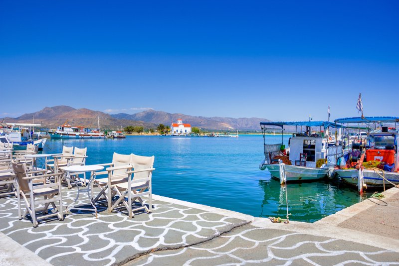 Τραπέζια και καΐκια στην Ελαφόνησο
