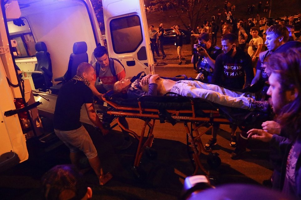 Τραυματίας μπαίνει με φορείο σε ασθενοφόρο στο Μινσκ