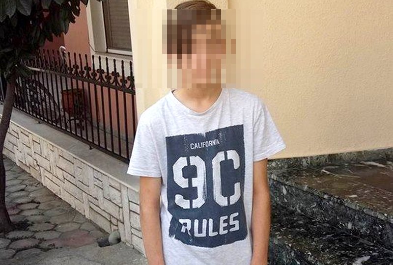 Μαθητής γυμνασίου στα Τρίκαλα, φωτογραφία με κοντομάνικο και θόλωση στο πρόσωπο