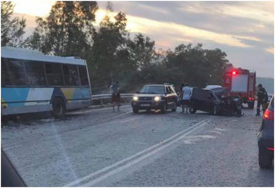 Το ΙΧ μετά τη σύγκρουση με το λεωφορείο -Φωτογραφία: Notia.gr