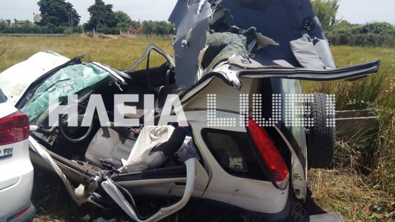 Το όχημα που επέβαιναν τα δυο αδέρφια και η σύζυγος του ενός, στέκει κατεστραμμένο στην άκρη του δρόμου