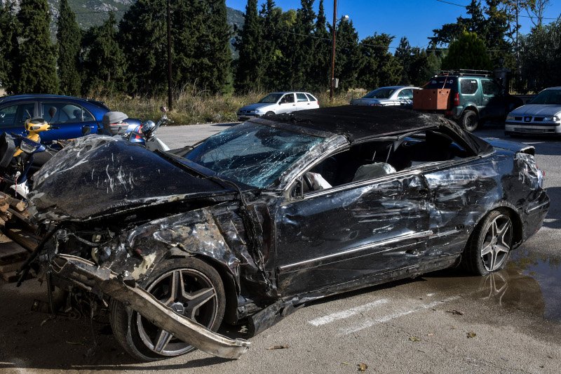 Τρακαρισμένο μαύρο αυτοκίνητο