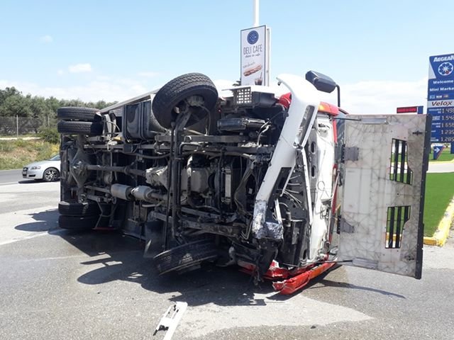 Το πυροσβεστικό όχημα που γύρισε στη Κρήτη / Φωτογραφία: ekriti - Παναγιώτης Βλάχος