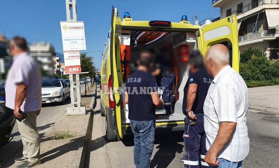 Το ασθενοφόρο του ΕΚΑΒ που παρέλαβε την τραυματισμένη γυναίκα