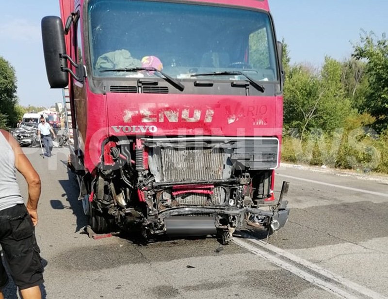 Το φορτηγό με το οποίο συγκρούστηκε το ΙΧ -Φωτογραφία: proininews.gr