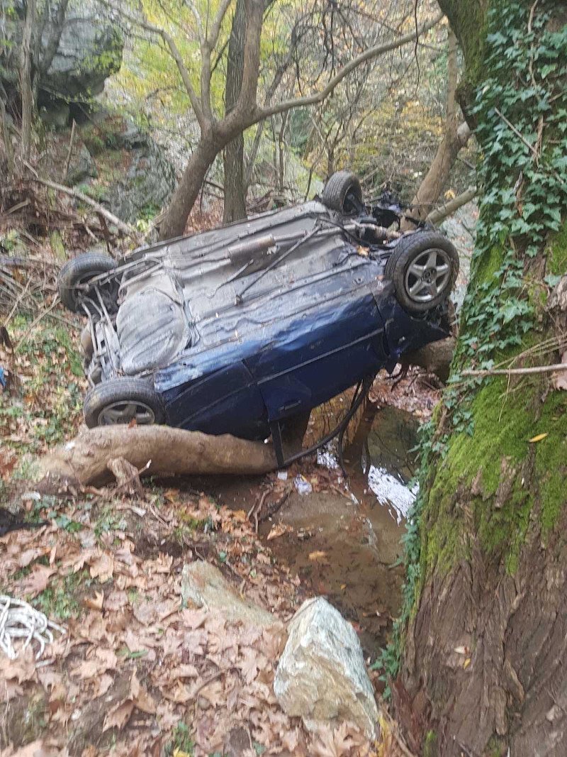 Αυτοκίνητο αναποδογυρισμένο σε γκρεμό