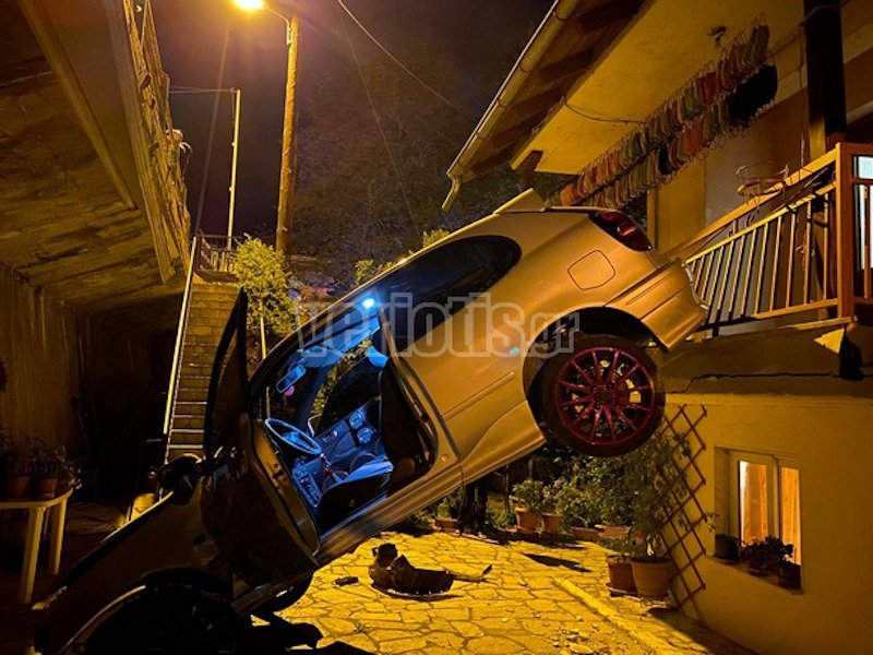 Το αυτοκίνητο «σφήνωσε» ανάμεσα στο σπίτι και την γέφυρα που υπάρχει στην περιοχή / Φωτογραφία: veriotis.gr