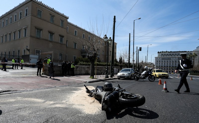 Το τροχαίο που έγινε έξω από τη Βουλή το μεσημέρι της Παρασκευής / Φωτογραφία: EUROKINISSI/ΑΡΗΣ ΒΑΦΕΙΑΔΑΚΗΣ