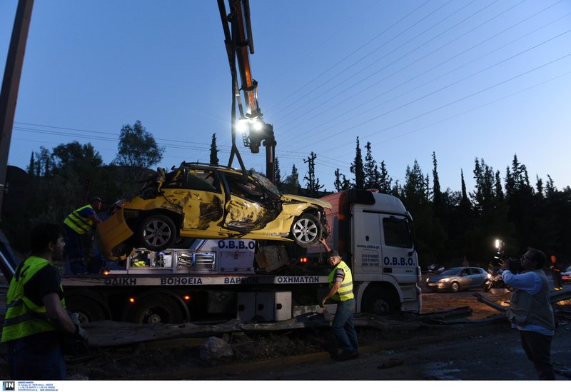 Ανατροπή νταλίκας στην Αθηνών-Κορίνθου  -Φωτογραφία: Intimenews/ΧΑΛΚΙΟΠΟΥΛΟΣ ΝΙΚΟΣ