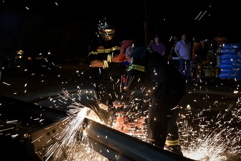 Πυροσβέστες κόβουν με σιδηροτροχό τα διαχωριστικά κάγκελα 