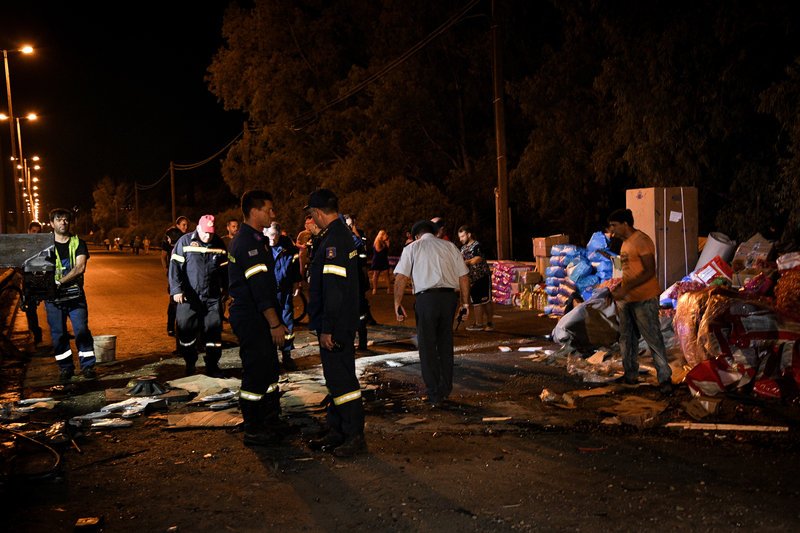 Πυροσβέστες στο σημείο επιχειρούν να καθαρίσουν τον δρόμο 