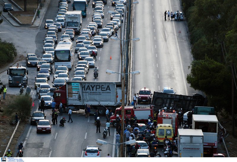 Η νταλίκα που ενεπλάκη στο τροχαίο -Φωτογραφία: ΧΑΛΚΙΟΠΟΥΛΟΣ ΝΙΚΟΣ/INTIMENEWS