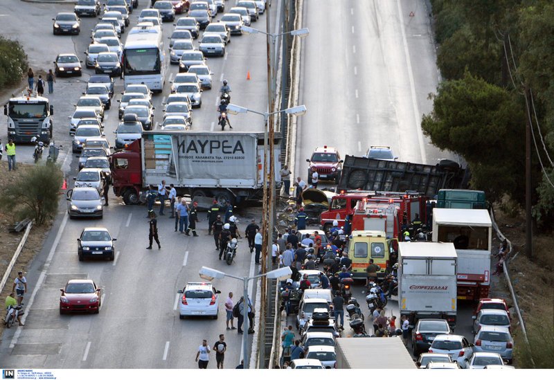 Ουρές χιλιομέτρων στην Αθηνών-Κορίνθου μετά το τροχαίο -Φωτογραφία: Intimenews/ΧΑΛΚΙΟΠΟΥΛΟΣ ΝΙΚΟΣ