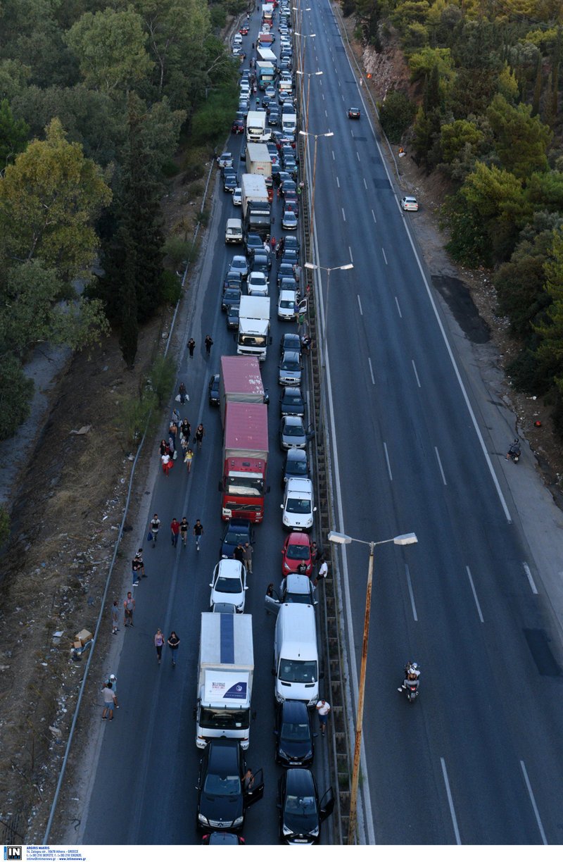 Ουρές χιλιομέτρων στην Αθηνών-Κορίνθου μετά το τροχαίο 