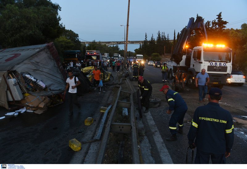 Ανατροπή νταλίκας στην Αθηνών-Κορίνθου  -Φωτογραφία: Intimenews/ΧΑΛΚΙΟΠΟΥΛΟΣ ΝΙΚΟΣ