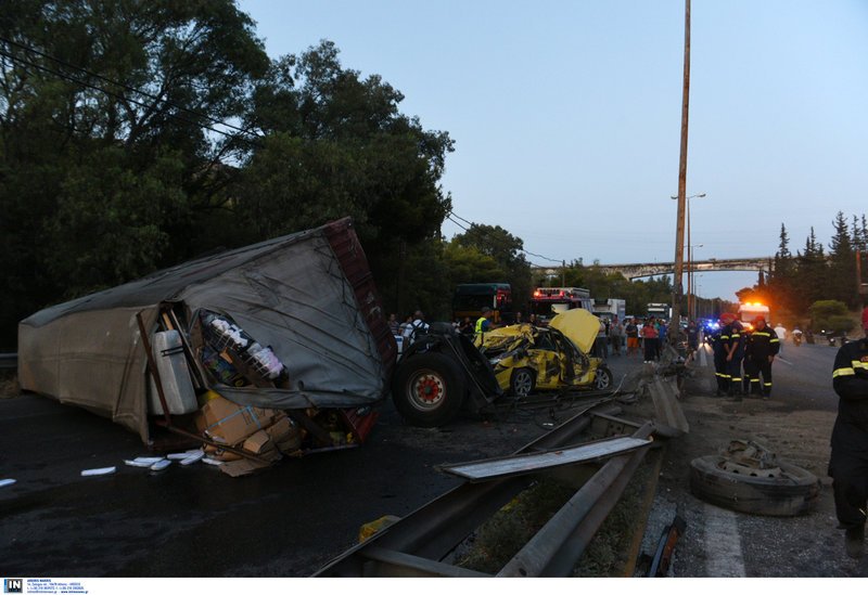 Ανατροπή νταλίκας στην Αθηνών-Κορίνθου  -Φωτογραφία: Intimenews/ΧΑΛΚΙΟΠΟΥΛΟΣ ΝΙΚΟΣ
