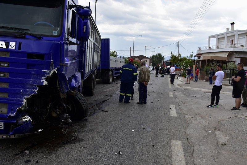 Η αριστερή πλευρά του φορτηγού μετά τη σφοδρή σύγκρουση