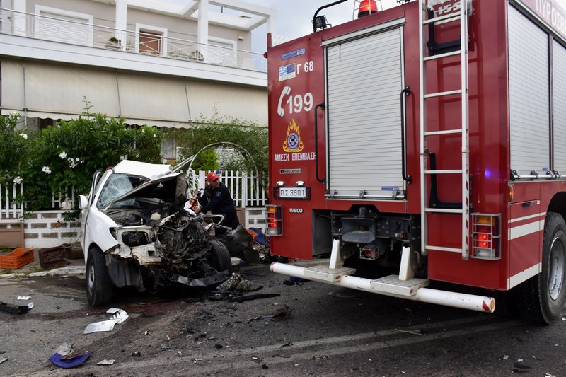 Αυτόπτες μάρτυρες μιλούν για σκάσιμο ελαστικού του αγροτικού