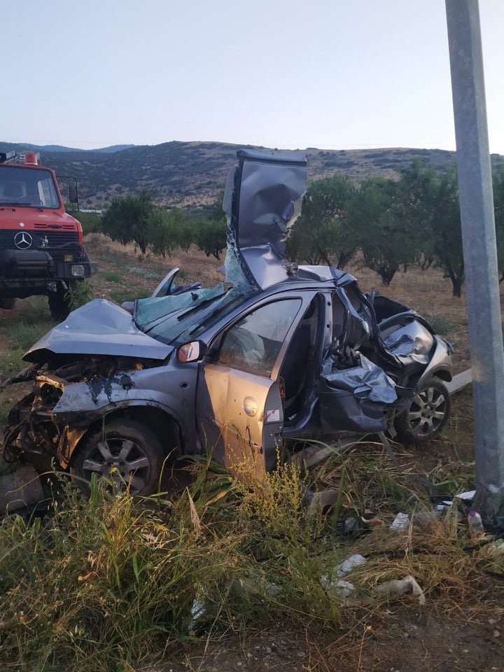 Το ΙΧ που στοίχισε τη ζωή σε δύο άτομα / Φωτογραφία: larissanet.gr
